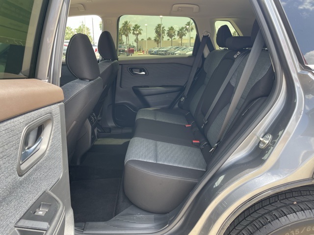 Vehicle image 17 of 21