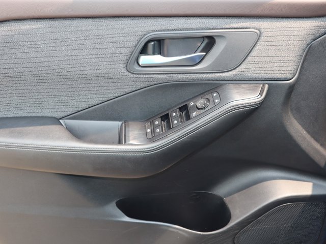 2023 Nissan Rogue SV Image 16 of 34