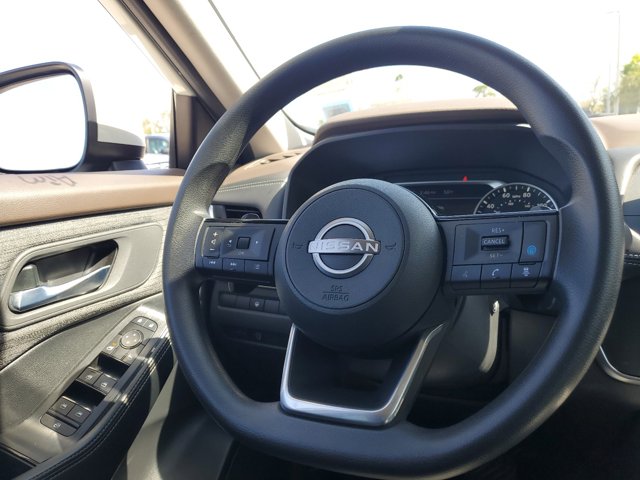 Vehicle image 21 of 33