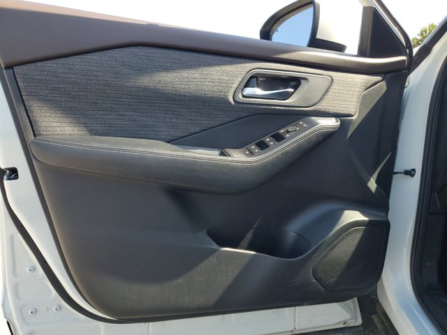 Vehicle image 23 of 33