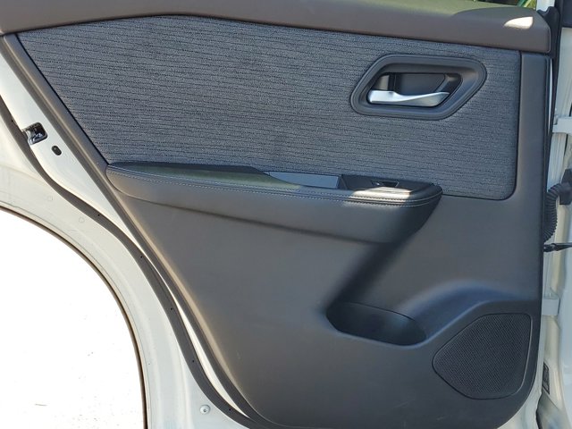 Vehicle image 15 of 33