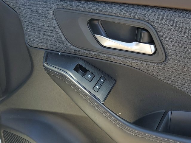 Vehicle image 31 of 33