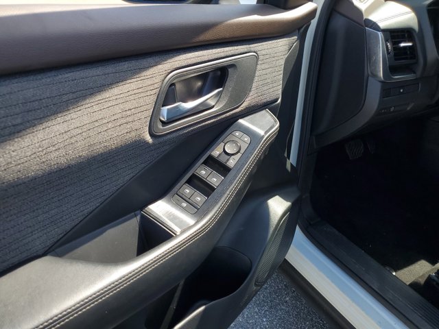 Vehicle image 24 of 33