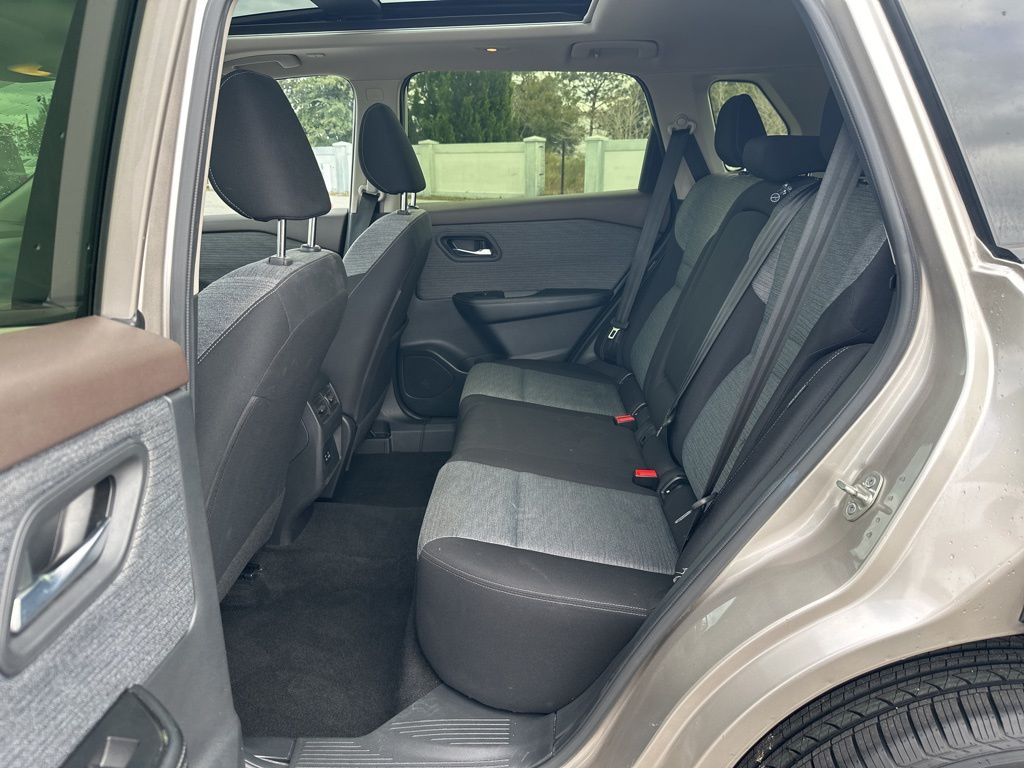 2023 Nissan Rogue SV Image 17 of 18