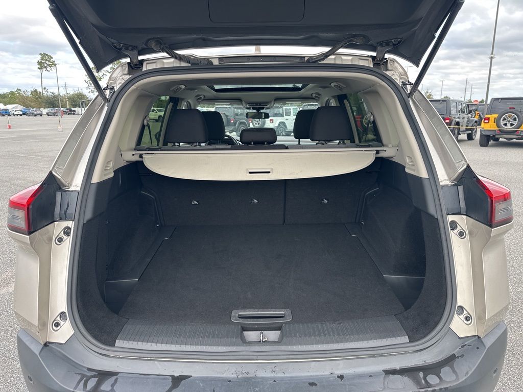 2023 Nissan Rogue SV Image 10 of 18