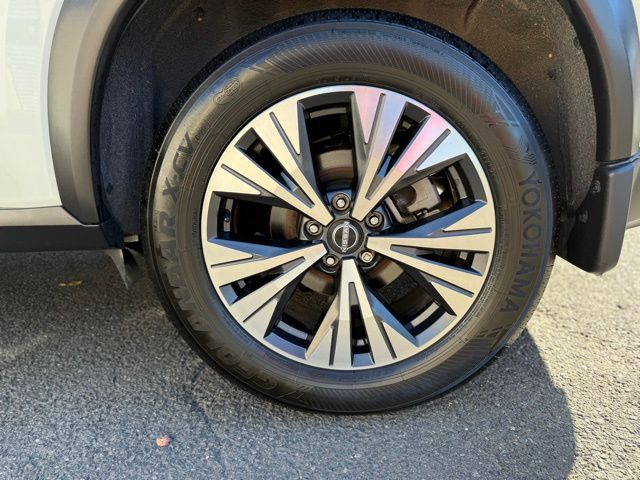 2023 Nissan Rogue SV Image 11 of 45