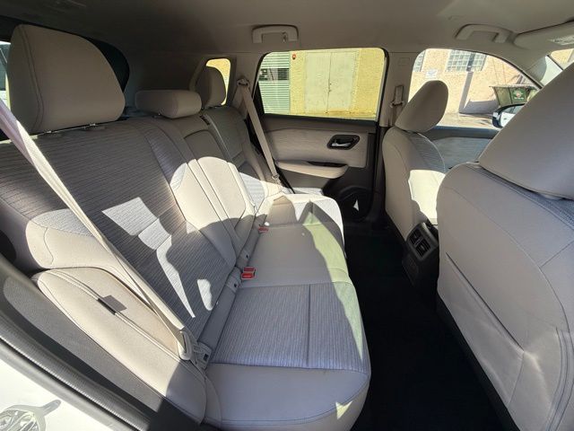 2023 Nissan Rogue SV Image 17 of 45