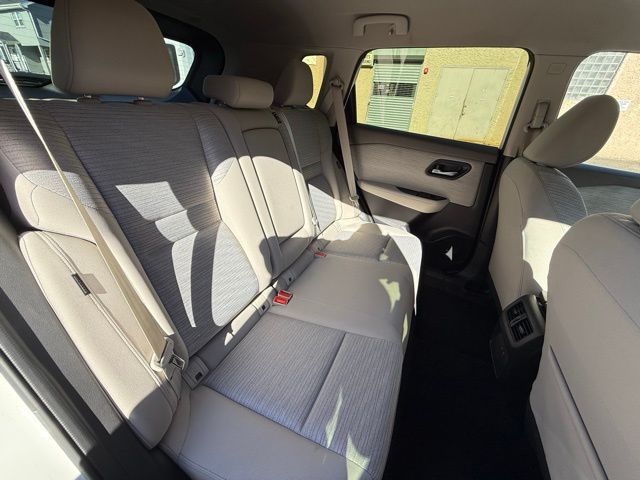 2023 Nissan Rogue SV Image 15 of 45