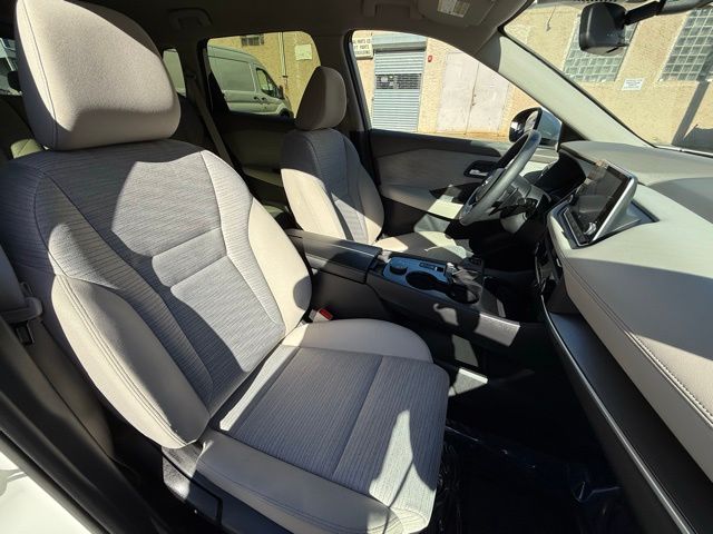 2023 Nissan Rogue SV Image 16 of 45