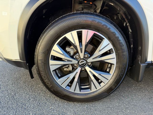 2023 Nissan Rogue SV Image 10 of 45