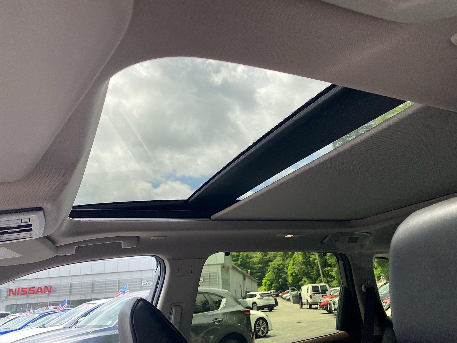 Vehicle image 12 of 27