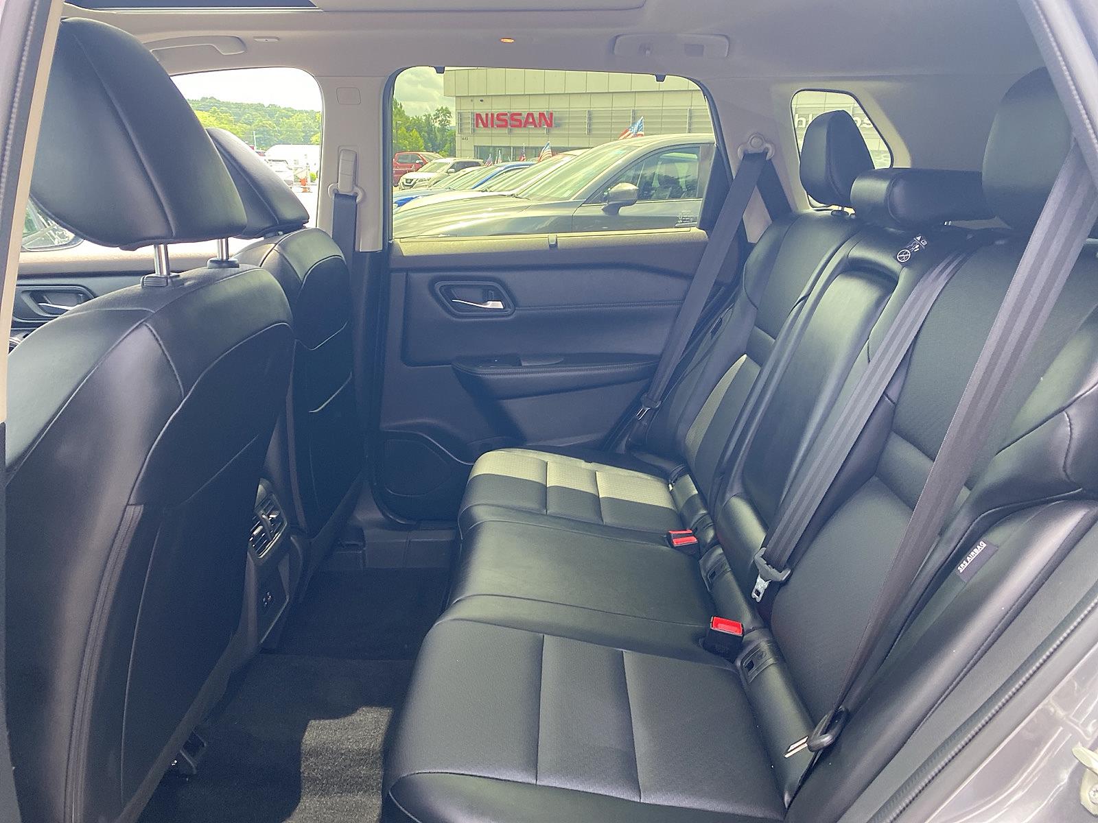 Vehicle image 11 of 27