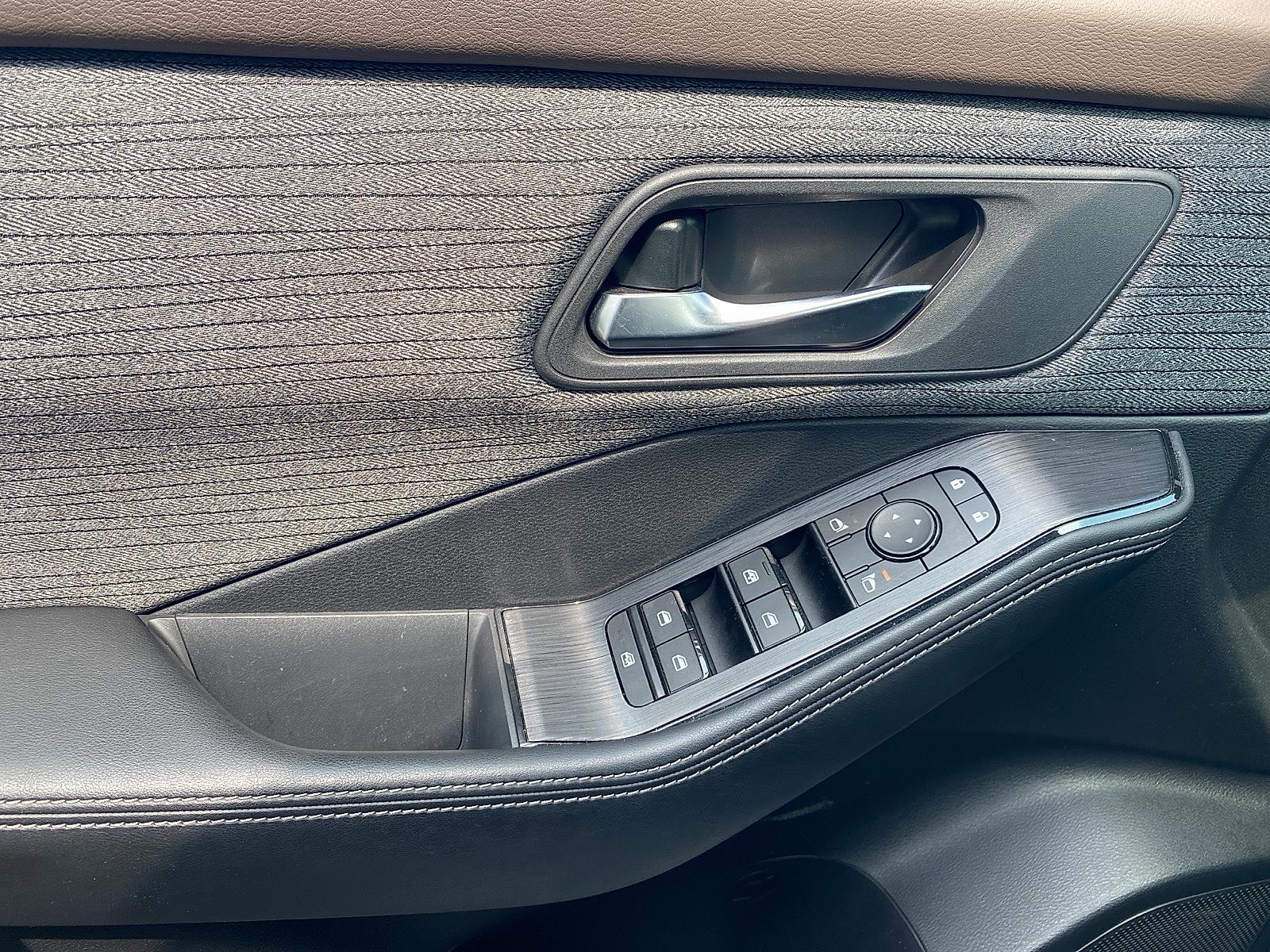 Vehicle image 18 of 26