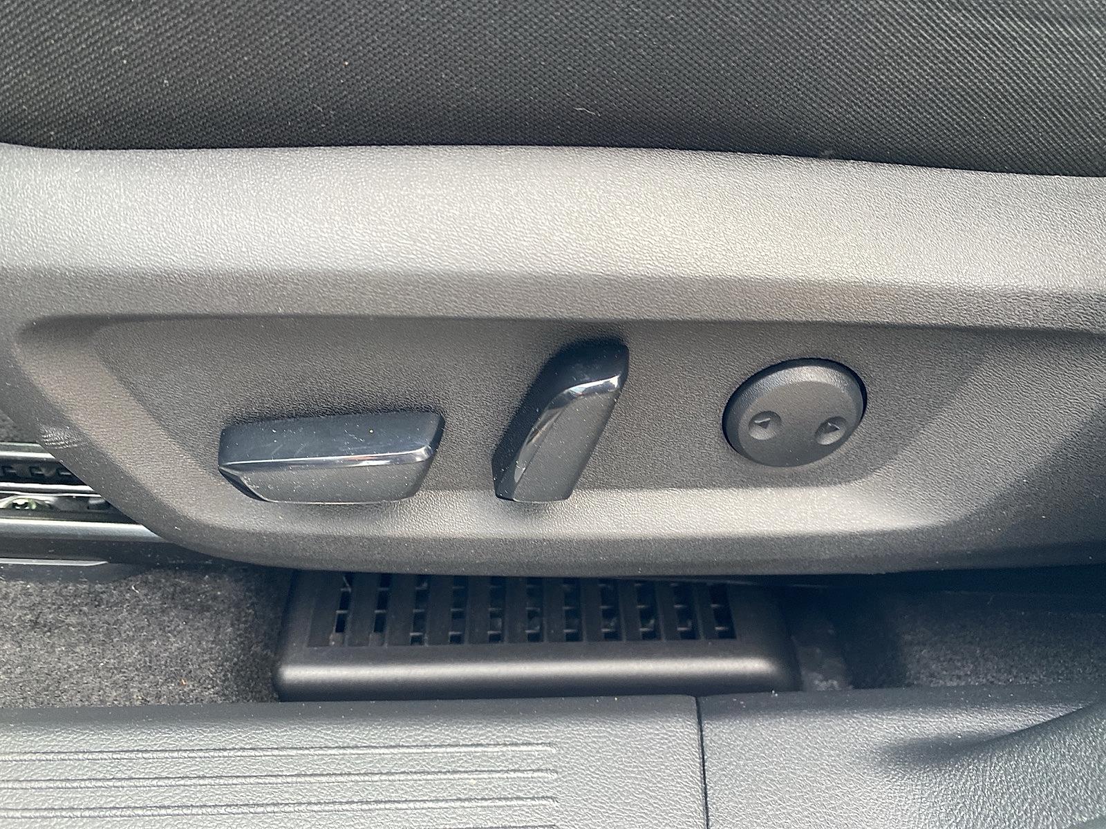 Vehicle image 23 of 26