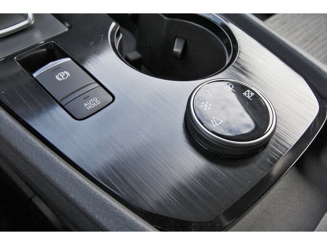 Vehicle image 27 of 32