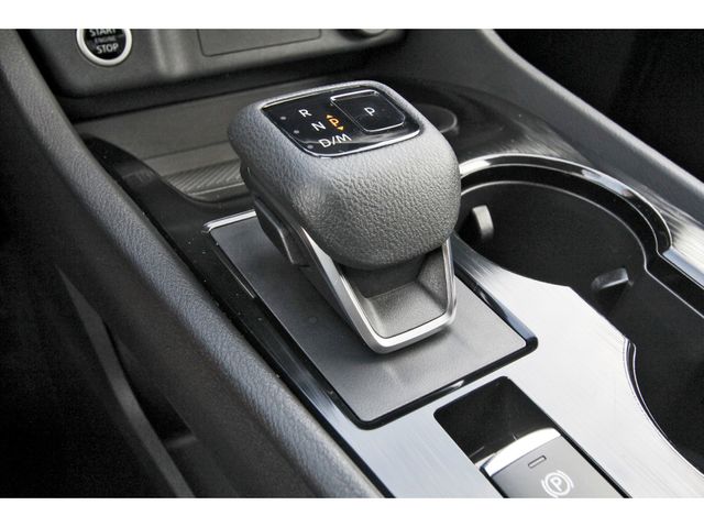 Vehicle image 26 of 32