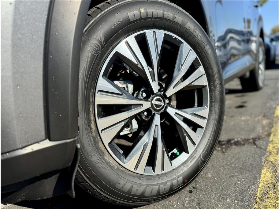 2023 Nissan Rogue SV Image 6 of 24