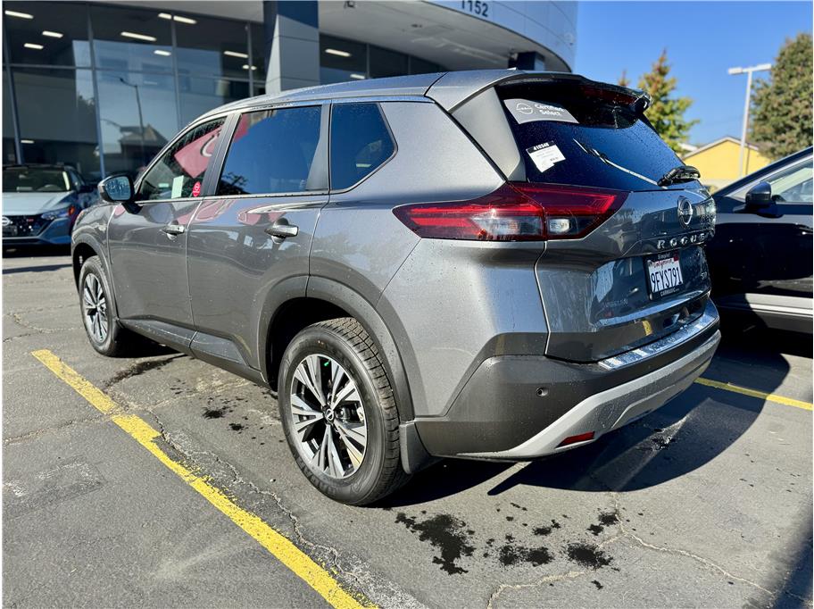 2023 Nissan Rogue SV Image 4 of 24