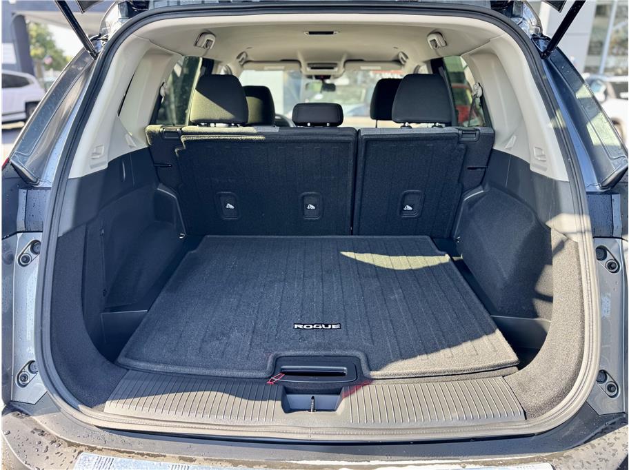 2023 Nissan Rogue SV Image 7 of 24