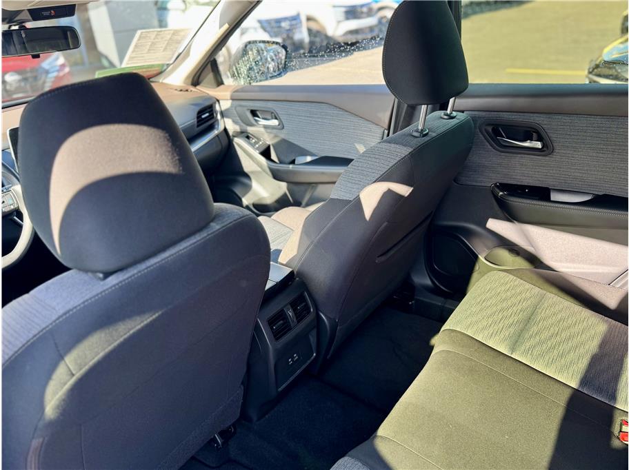 2023 Nissan Rogue SV Image 8 of 24