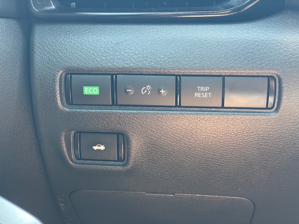 Vehicle image 23 of 25