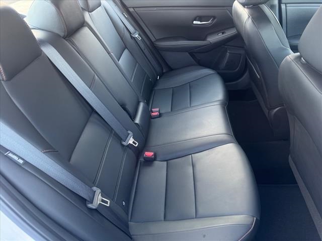 Vehicle image 21 of 25