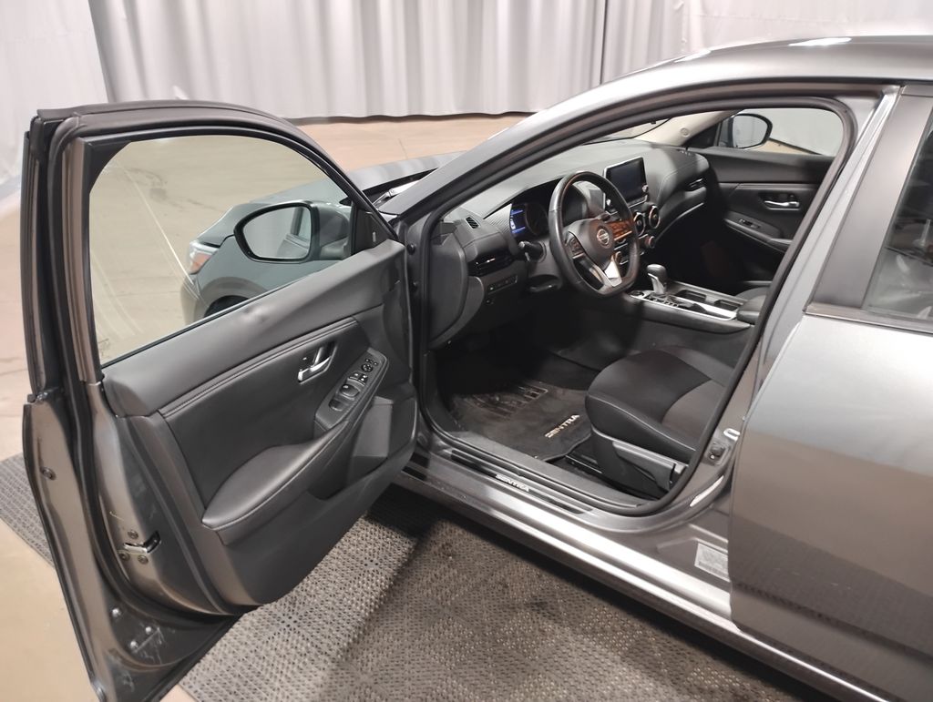 Vehicle image 17 of 33