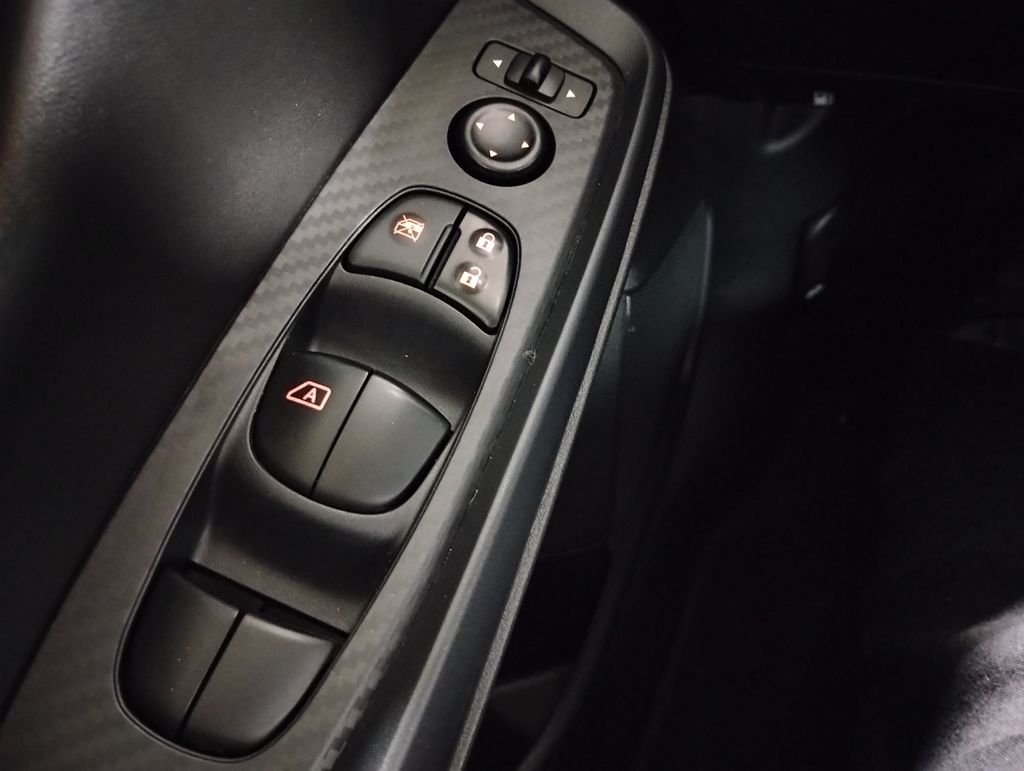 Vehicle image 27 of 33