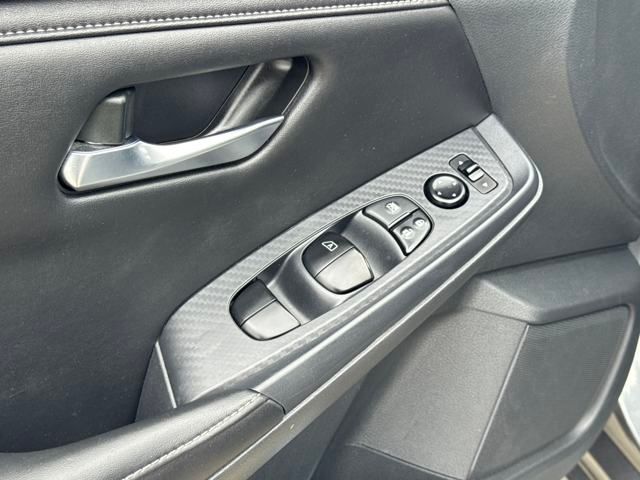 Vehicle image 6 of 24