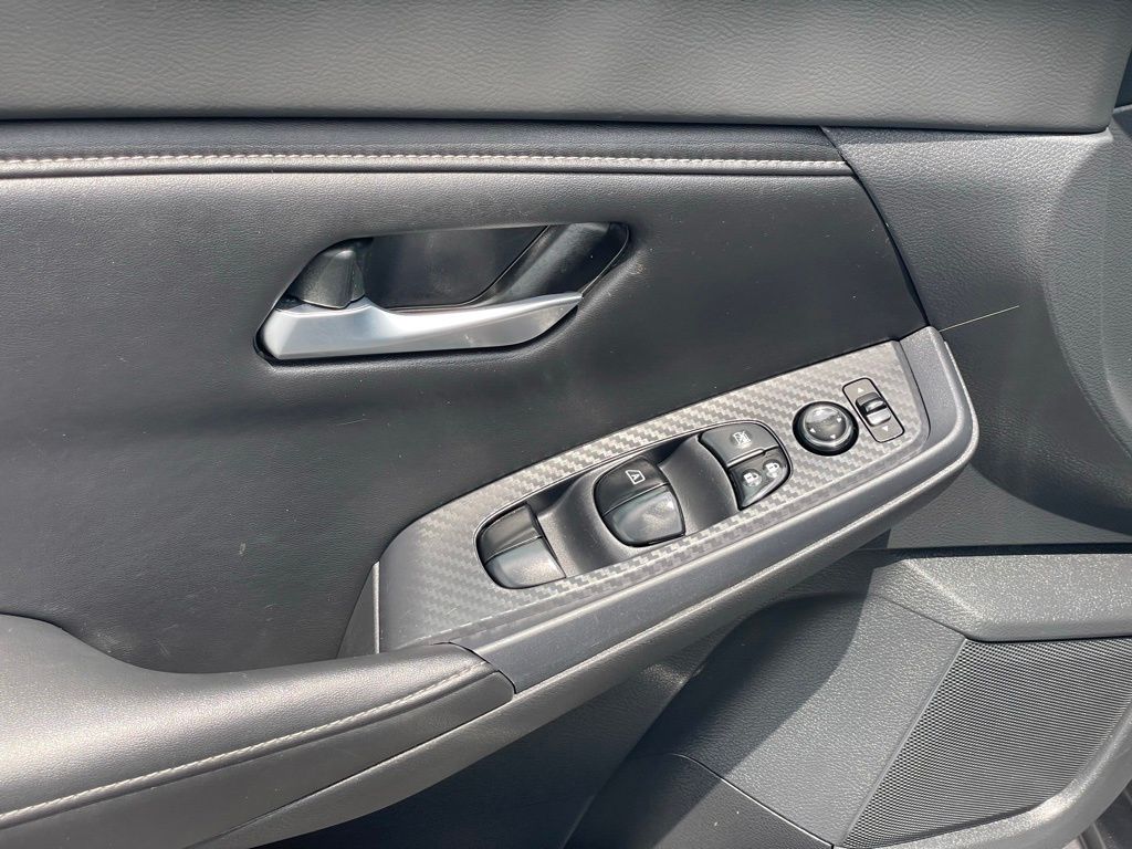 Vehicle image 18 of 30
