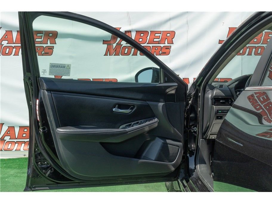 Vehicle image 11 of 24