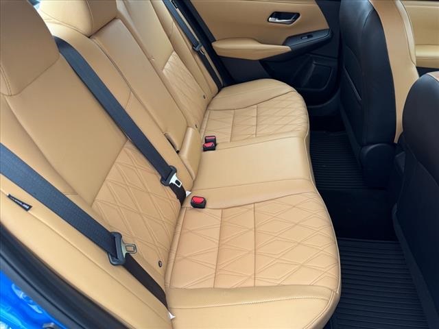 Vehicle image 21 of 25