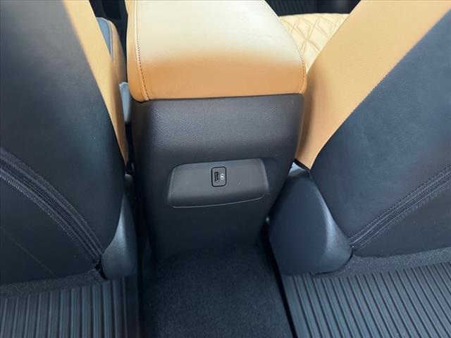 Vehicle image 23 of 25