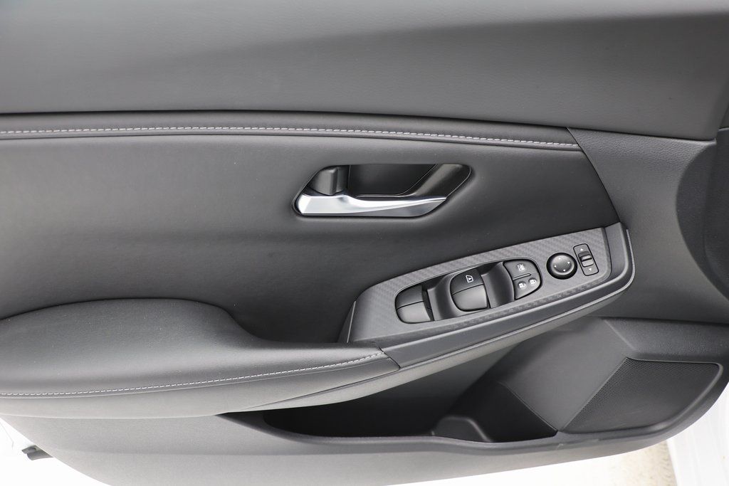 Vehicle image 13 of 22