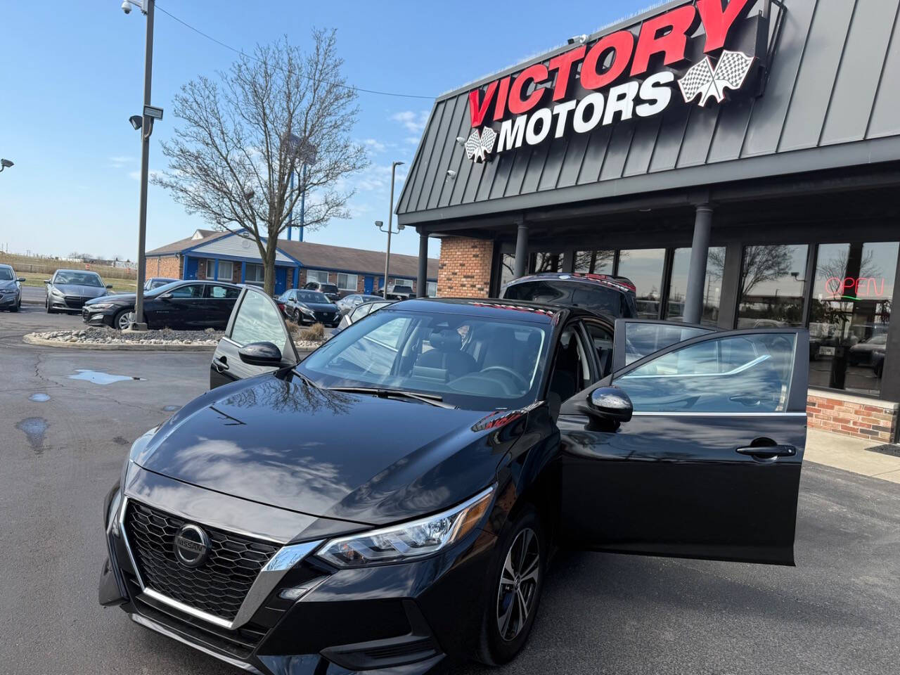 2023 Nissan Sentra SV Image 2 of 41
