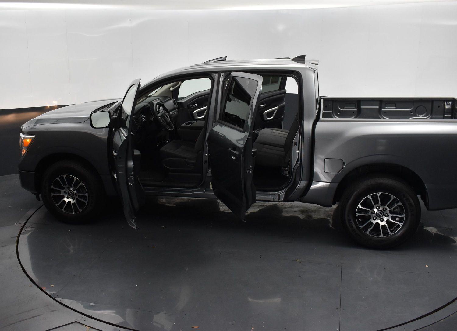 Vehicle image 17 of 26