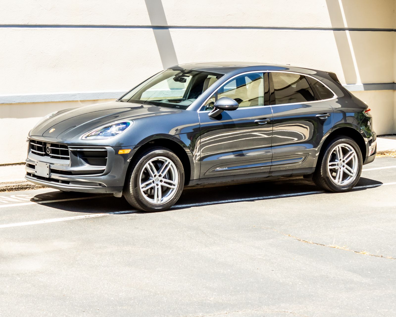 2023 Porsche Macan Base Image 2 of 25