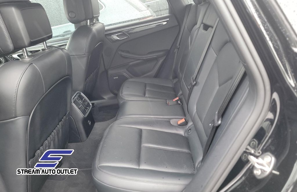 Vehicle image 21 of 25