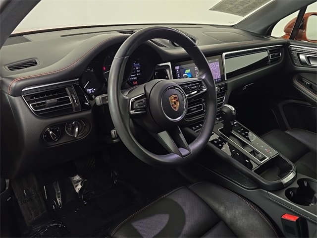 2023 Porsche Macan Image 12 of 27