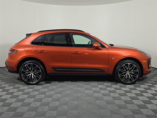 2023 Porsche Macan Image 4 of 27