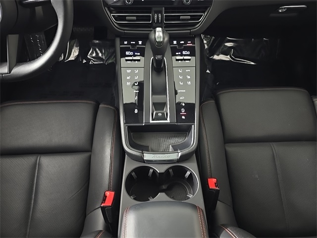 2023 Porsche Macan Image 17 of 27