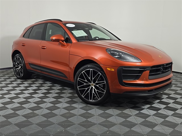 2023 Porsche Macan Image 3 of 27