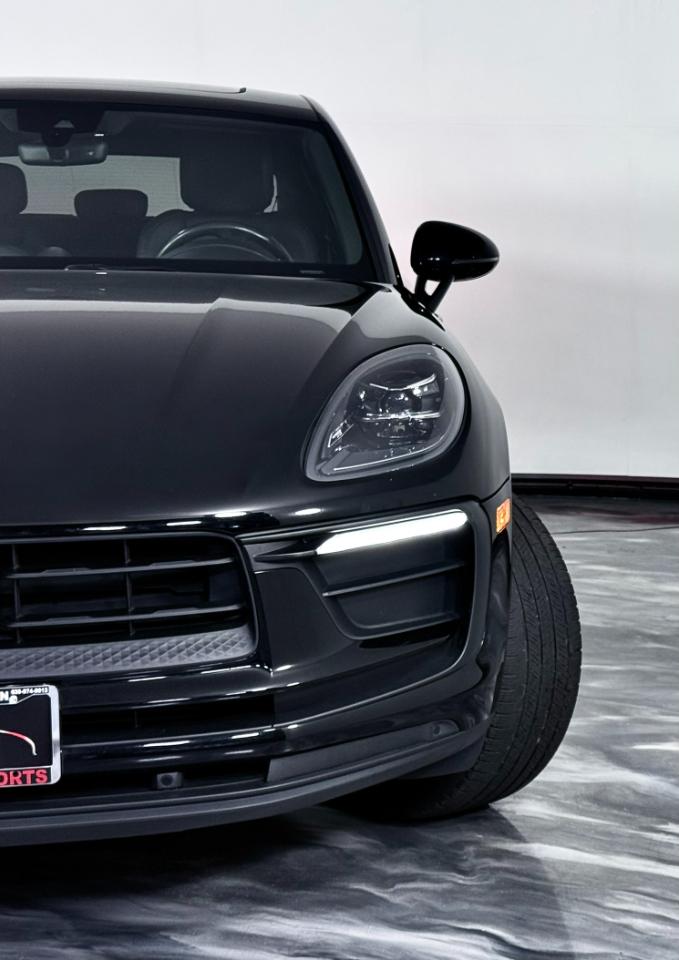 2023 Porsche Macan Image 3 of 48