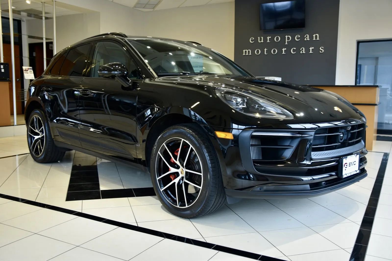 2023 Porsche Macan S Image 2 of 36