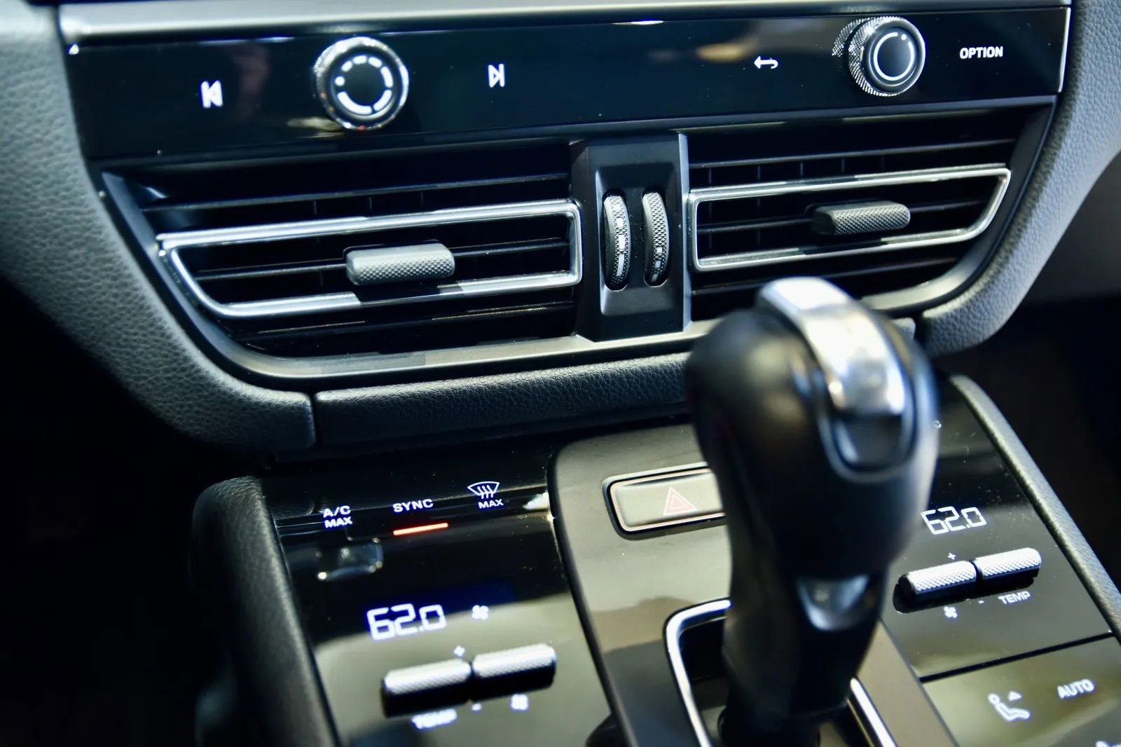 2023 Porsche Macan S Image 24 of 36