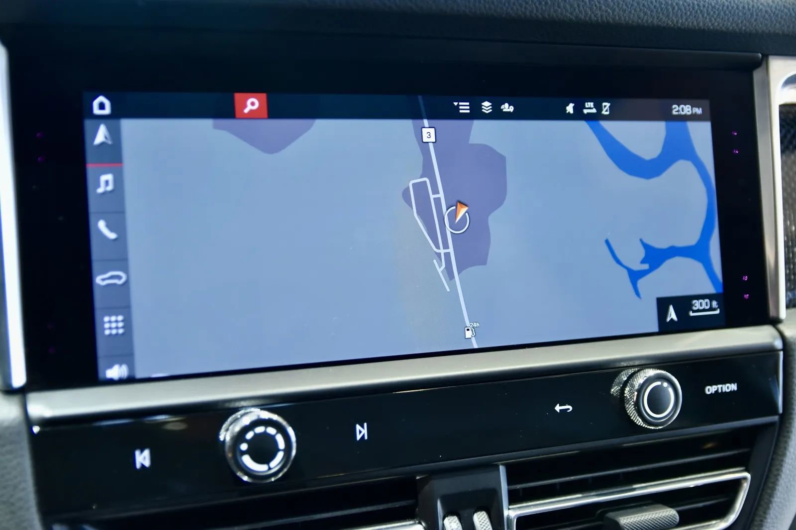 2023 Porsche Macan S Image 21 of 36