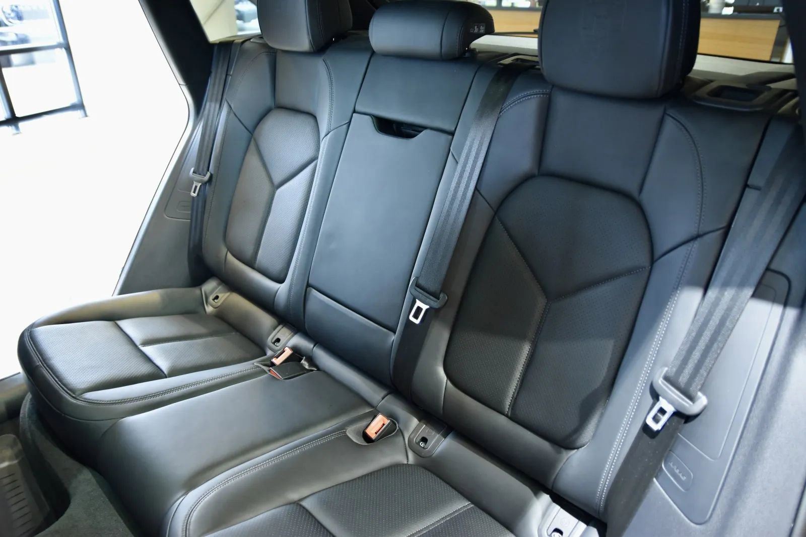 2023 Porsche Macan S Image 11 of 36