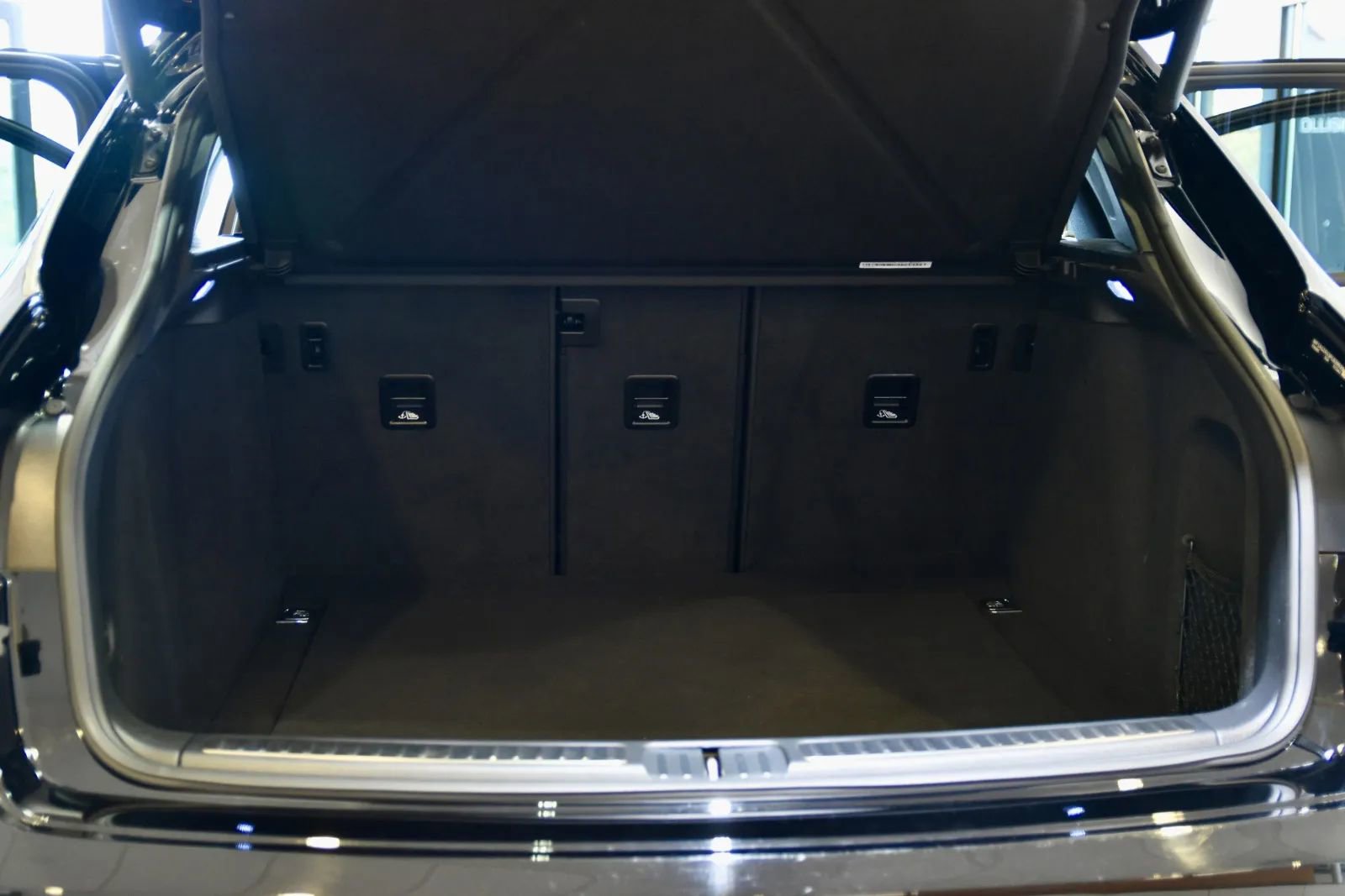 2023 Porsche Macan S Image 8 of 36