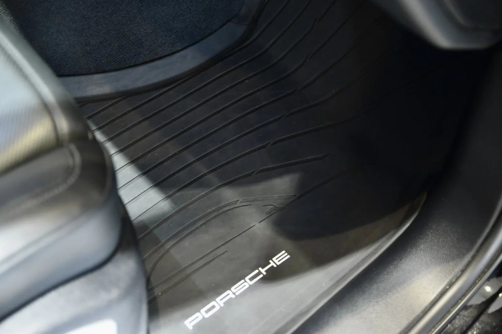 2023 Porsche Macan S Image 33 of 36