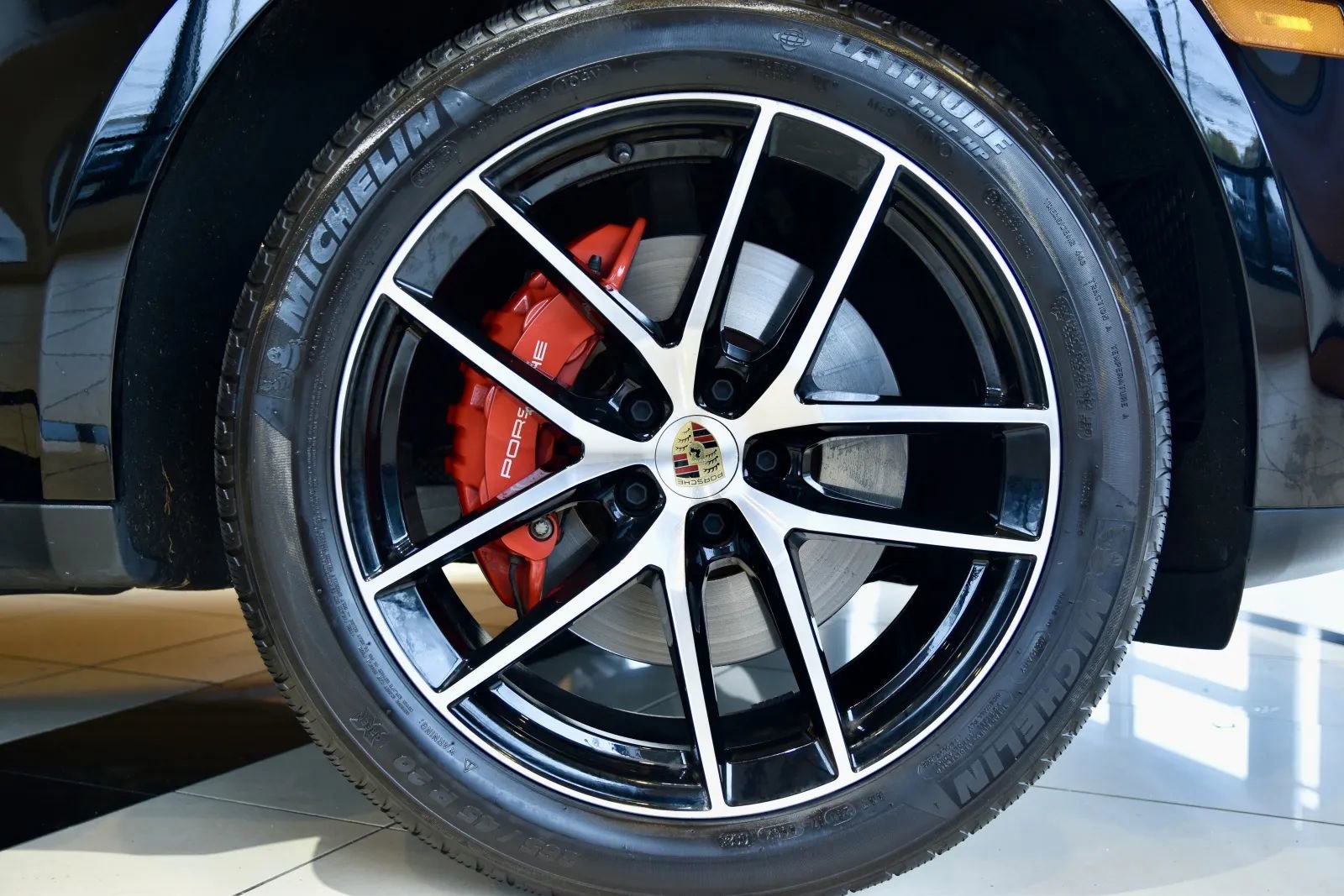 2023 Porsche Macan S Image 7 of 36